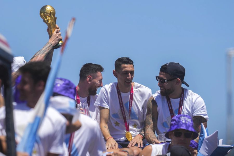 Lionel Messi, Ángel Di María und Nicolas Otamendi feiern bei der Parade.