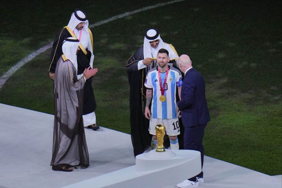 Der Emir von Katar hängt Lionel Messi an der WM 2022 einen Bischt um.