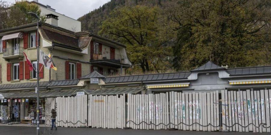 Sicht auf das geschlossene Interlakner Restaurant, dessen Wirt im Herbst 2020 Opfer eines Tötungsdelikts wurde.