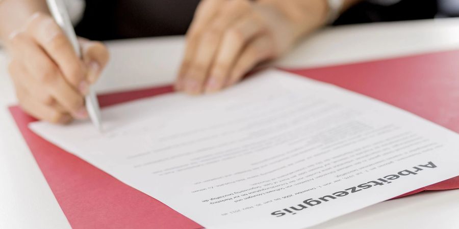 Das Arbeitszeugnis muss wohlwollend formuliert sein: Auf ein «gutes» Zeugnis haben Beschäftigte aber dennoch keinen Anspruch.