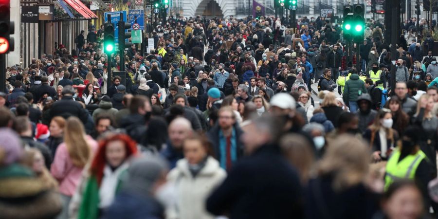 Passanten in der Regent Street in London Die Sozialleistungen werden im April um 10,1 Prozent angehoben.