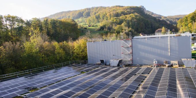 Solar Anlage auf einem Hausdach. (Symbolbild) solar