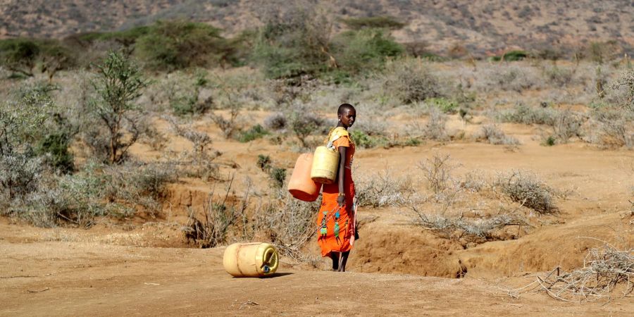 Eine Samburu-Frau holt Wasser im kenianischen Bezirk Samburu. Die Dürreperioden in der Region verschlimmern sich aufgrund des Klimawandels.