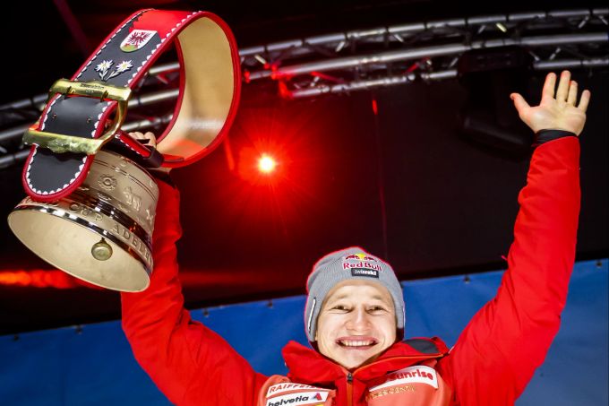 Marco Odermatt mit seiner Kuhglocke beim Weltcup in Adelboden. Marco Odermatt