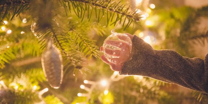 Ein Kind schmückt den Weihnachtsbaum. (Symbolbild) Ein Kind schmückt den Weihnachtsbaum. (Symbolbild)