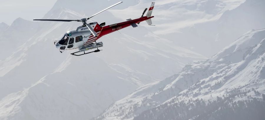 In Adelboden suchten gestern Helikopter nach Verschütteten. (Symbolbild)