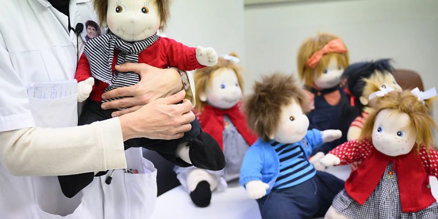 Demente Patienten werden am Lausanner Universitätsspital CHUV mit Therapie-Puppen behandelt. (KEYSTONE/Laurent Gillieron) Quelle: KEYSTONE Fotograf: LAURENT GILLIERON Restriktionen: © KEYSTONE / LAURENT GILLIERON