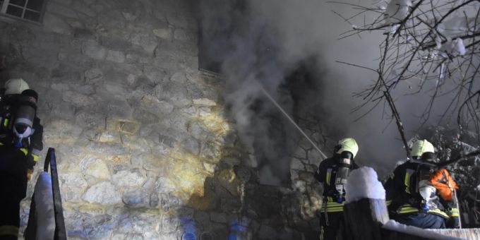 Die Feuerwehr St. Moritz stand mehrere Stunden im Einsatz und löschte den Brand. Die Feuerwehr St. Moritz stand mehrere Stunden im Einsatz