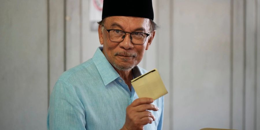 Anwar Ibrahim bei seiner Stimmabgabe in einem Wahllokal in Seberang Perai im malaysischen Bundesstaat Penang.