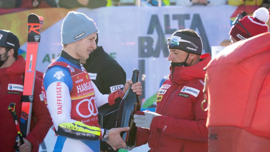 Marco Odermatt mit seinem Riesenslalom-Trainer Helmut Krug – ein Österreicher.