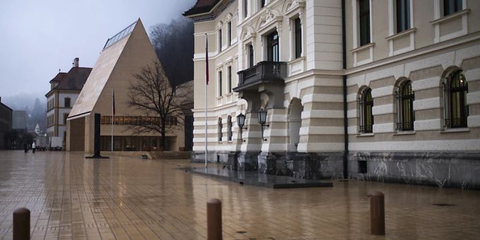 In Liechtenstein werden das Regierungsgebäude (rechts) und die Gebäude der Landesverwaltung wieder auf 21 Grad geheizt. (Archivbild) liechtenstein