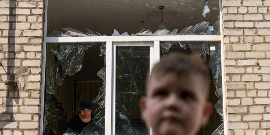 Ein zerbrochenes Fenster nach einem russischen Raketenangriff in Kramatorsk.
