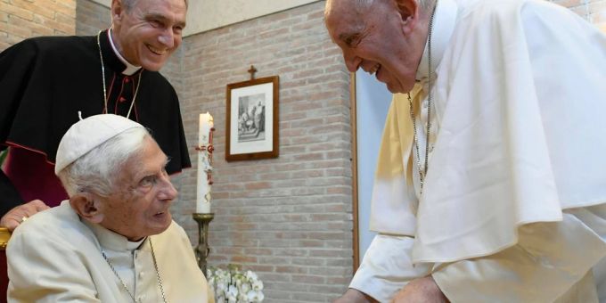Papst Benedikt XVI. (li.) und Papst Franziskus bei einem Treffen im August 2022. papst benedikt