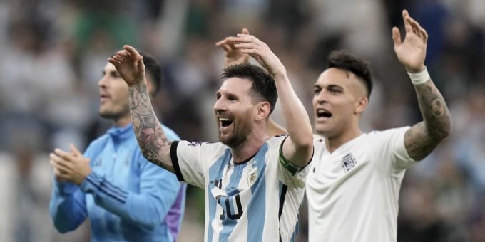 Lionel Messi feiert mit seinen Teamkollegen und den Fans. argentinische Fußballnationalmannschaft