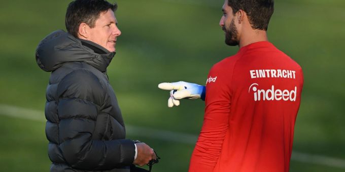 Eintracht-Cheftrainer Oliver Glasner (l) und Torwart Kevin Trapp. eintracht frankfurt
