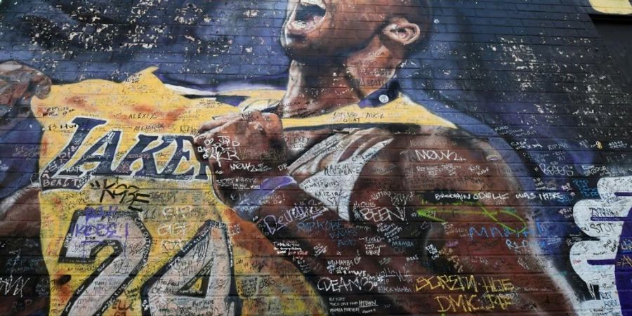 Ein Graffito zeigt Kobe Bryant und das zu versteigernde Trikot