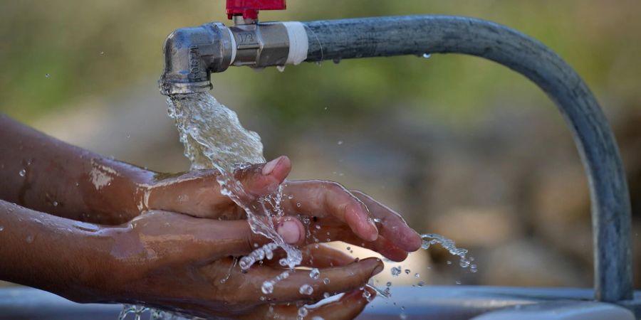 UNICEF-Mitarbeiter haben Wasser in ein syrisches Flüchtlingslager gebracht, um den Ausbruch der Cholera einzudämmen.