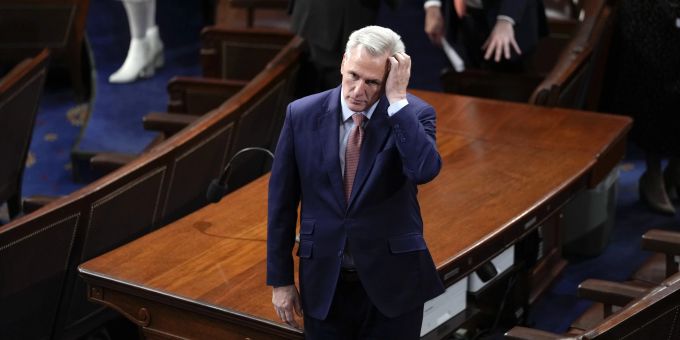 Historische Schlappe: Kevin McCarthy ist der erste Vorsitzenden des US-Repräsentantenhauses, der seine Wahl nicht im ersten Anlauf schafft. Congress Speaker Explainer
