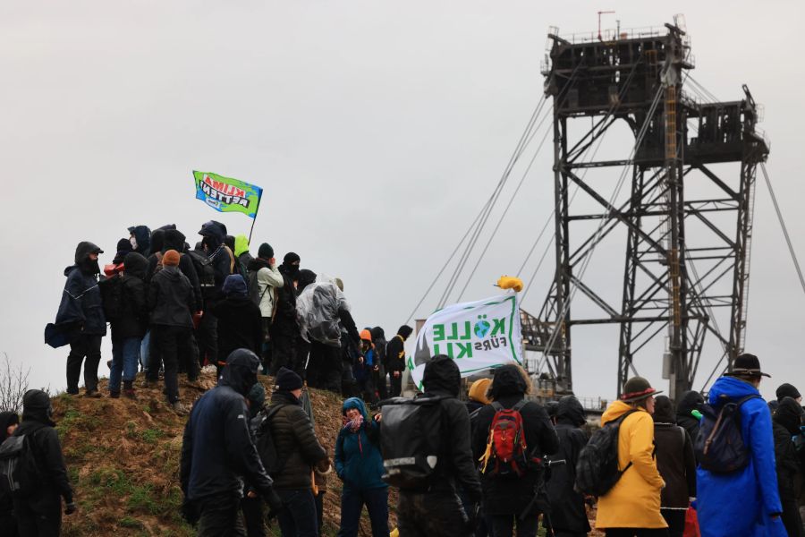 Protestierende am Rande des Braunkohletagebaus bei Lützerath.