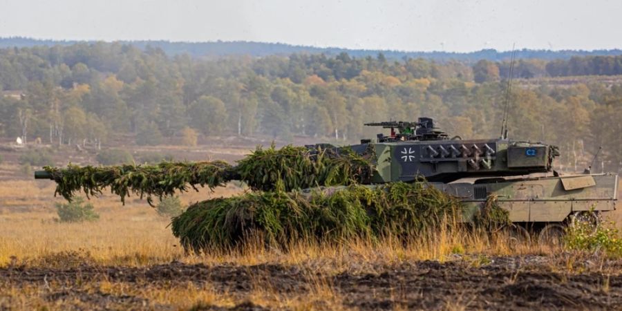 «Selbst wenn morgen die Entscheidung fällt, dass wir unsere Leopard-Panzer nach Kiew schicken dürfen, dauert die Lieferung bis Anfang nächsten Jahres», sagte Rheinmetall-Vorstandsvorsitzender Armin Papperger der «Bild am Sonntag». (Archivbild)