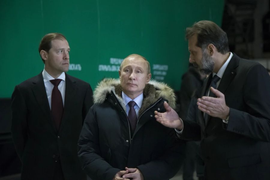 Denis Manturow (l.) gilt seit mehr als zehn Jahren als loyales Mitglied von Putins Ministerteam.