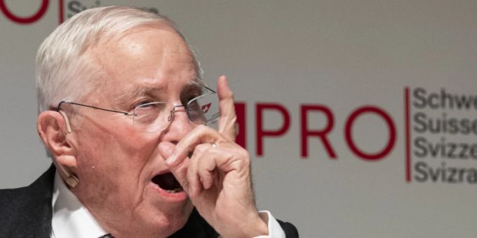 In der EU sieht alt Bundesrat Christoph Blocher immer noch eine Kolonialmacht, der es um die Unterwerfung der Schweiz geht. Am Freitagabend in Zürich warnte er entsprechend auch vor einem Verlust der Neutralität. In der EU sieht alt Bundesrat Christoph Blocher immer noch eine Kolonialmacht, der es um die Unterwerfung der Schweiz geht. Am Freitagabend in Zürich warnte er entsprechend auch vor einem Verlust der Neutralität.