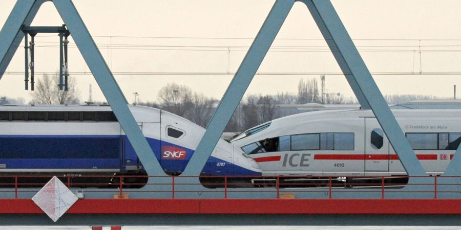 Ein Teil der TGV- und ICE-Züge zwischen Frankfurt sowie Stuttgart und Paris fällt aufgrund eines Bahnstreiks in Frankreich aus, teilte die SNCF mit.