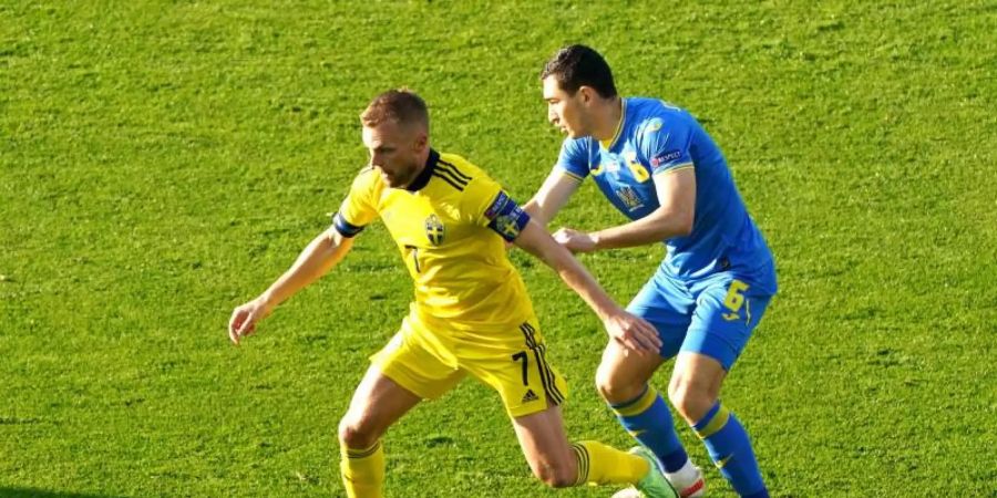 Schwedens Sebastian Larsson (l) lief bei der EM als Kapitän auf. Foto: Andrew Milligan/PA Wire/dpa