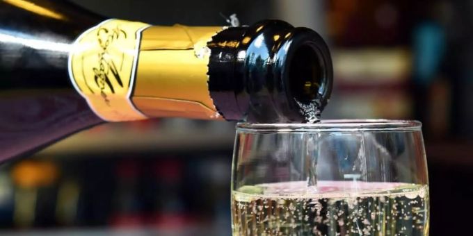 Italien hat in den ersten vier Monaten dieses Jahres nach Verbandsangaben so viel Prosecco exportiert wie noch nie. Foto: Jens Kalaene/dpa-Zentralbild/dpa Italien hat in den ersten vier Monaten dieses Jahres nach Verbandsangaben so viel Prosecco exportiert wie noch nie. Foto: Jens Kalaene/dpa-Zentralbild/dpa