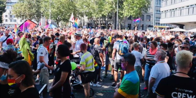 «Trau dich!» - Tausende an Pride für LGBTQIA*-Rechte in Zürich
