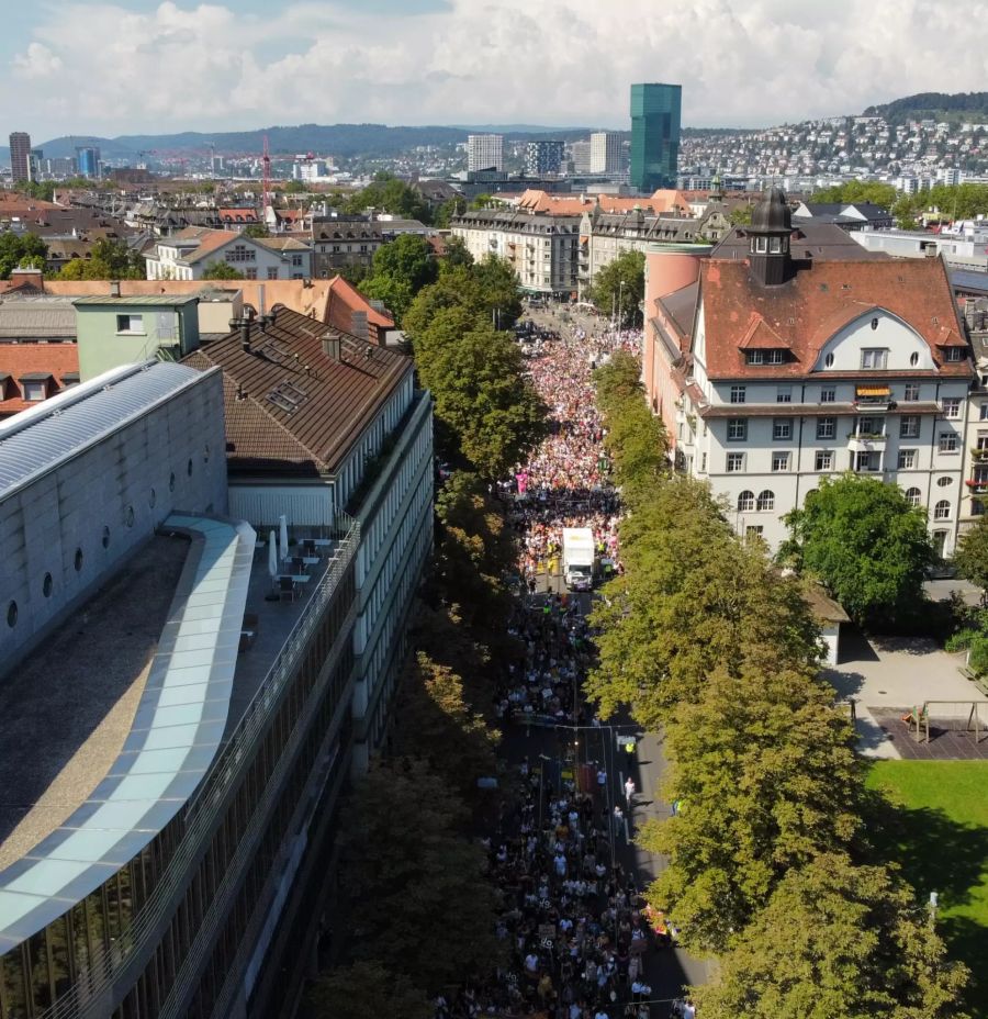 Die Strassen in Zürich sind voll.