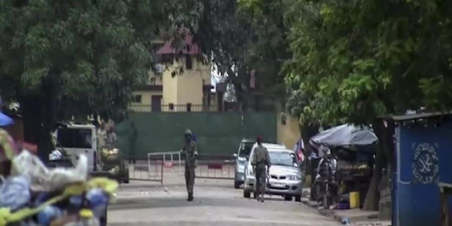 Das Videostandbild zeigt Soldaten in der Nähe des Präsidentenpalastes in Guinea. Foto: Uncredited/AP/dpa