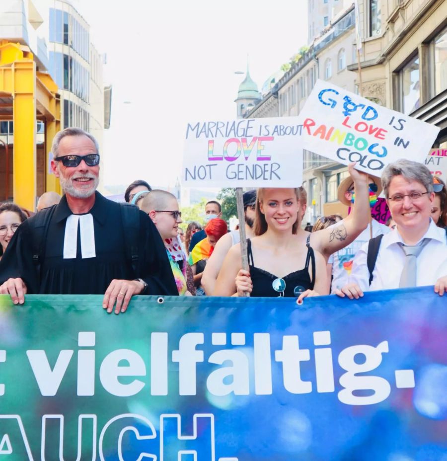 Auch Vertreter der Kirche nahmen an der Pride teil. «Gott leibt vielfältig. Wir auch» war ihre Botschaft auf dem Transparent.