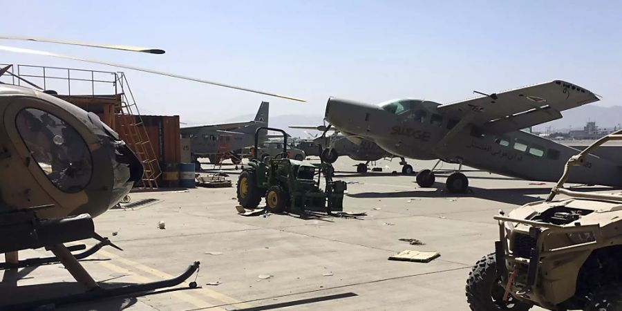 ARCHIV - Beschädigte Militärflugzeuge stehen auf dem internationalen Flughafen Hamid Karzai in Kabul. Die militant-islamistischen Taliban arbeiten an der Wiedereröffnung des Flughafens in der afghanischen Hauptstadt. Foto: -/AP/dpa