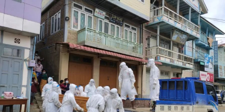 Covid-19-Todesopfer wird in Tedim abgeholt