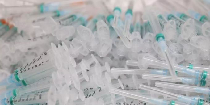 Spritzen liegen auf einem Tisch während einer Impfkampagne mit dem Corona-Impfstoff von Biontech/Pfizer. Foto: Isabel Infantes/EUROPA PRESS/dpa Spritzen liegen auf einem Tisch während einer Impfkampagne mit dem Corona-Impfstoff von Biontech/Pfizer. Foto: Isabel Infantes/EUROPA PRESS/dpa