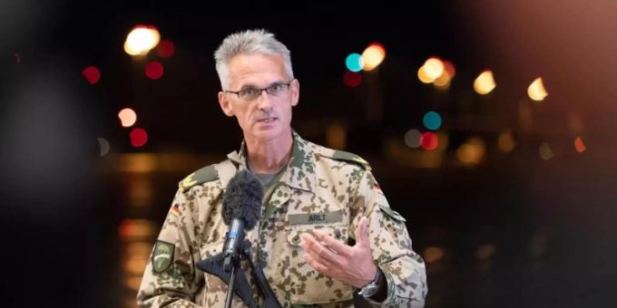 Brigadegeneral Jens Arlt, noch mit seinem Sturmgewehr bewaffnet, spricht über den Evakuierungseinsatz. Foto: Daniel Reinhardt/dpa Brigadegeneral Jens Arlt, noch mit seinem Sturmgewehr bewaffnet, spricht über den Evakuierungseinsatz. Foto: Daniel Reinhardt/dpa