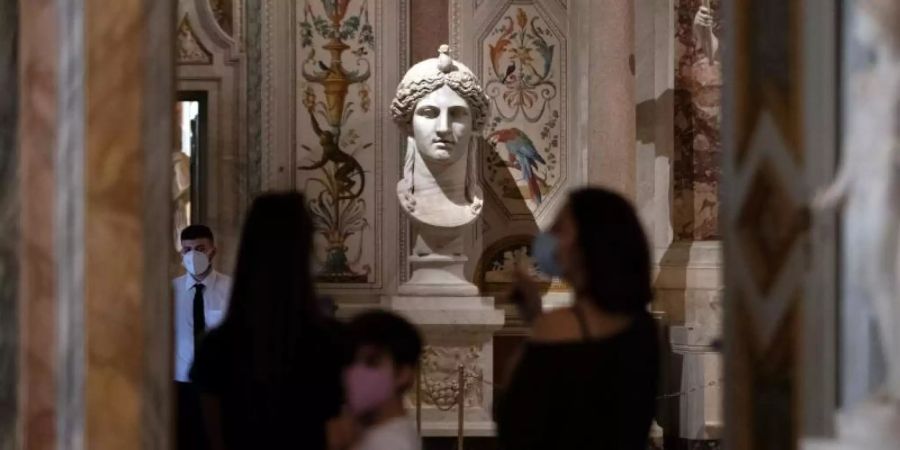 Für den Besuch im Sala Mariano Rossi in der Galleria Borghese in Rom wird ab sofort der «Grüne Pass» gebraucht. Foto: Alessandra Tarantino/AP/dpa