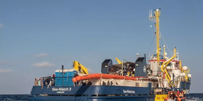 ARCHIV - Die deutsche Seenotrettungsorganisation Sea-Watch ist mit ihrem Schiff «Sea-Watch 3» seit einigen Tagen wieder auf dem Mittelmeer im Einsatz. Foto: Selene Magnolia/Sea-Watch/dpa - ACHTUNG: Nur zur redaktionellen Verwendung im Zusammenhang mit der aktuellen Berichterstattung und nur mit vollständiger Nennung des vorstehenden Credits ARCHIV - Die deutsche Seenotrettungsorganisation Sea-Watch ist mit ihrem Schiff «Sea-Watch 3» seit einigen Tagen wieder auf dem Mittelmeer im Einsatz. Foto: Selene Magnolia/Sea-Watch/dpa - ACHTUNG: Nur zur redaktionellen Verwendung im Zusammenhang mit der aktuellen Berichterstattung und nur mit vollständiger Nennung des vorstehenden Credits