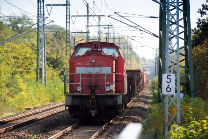 Erst nach circa 70 Kilometer kann das Mädchen den Güterzug verlassen. (Symbolbild) güterzug mädchen