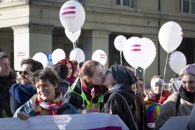 Personen protestieren während einer Aktion für die Ehe für alle in Bern. Ehe für alle