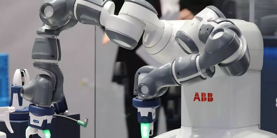 ABB blickt auf stark gestiegene Bestell- und Umsatzzahlen im zweiten Quartal zurück. Im Bild: Ein an einer Messe zu Showzwecken aufgestellter ABB-Industrieroboter (Archivbild).