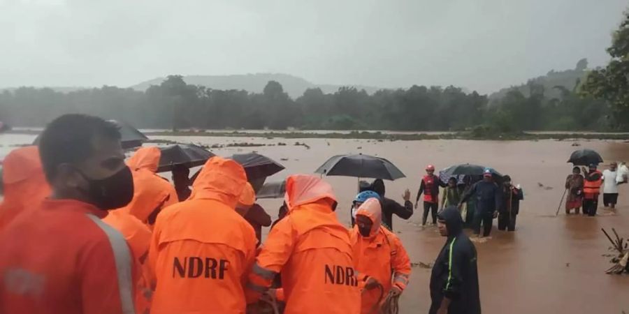 Rettungskräfte des Katastrophenschutzes bei der Evakuierung von Menschen im indischen Chiplun. Foto: Uncredited/NDRF/AP/dpa