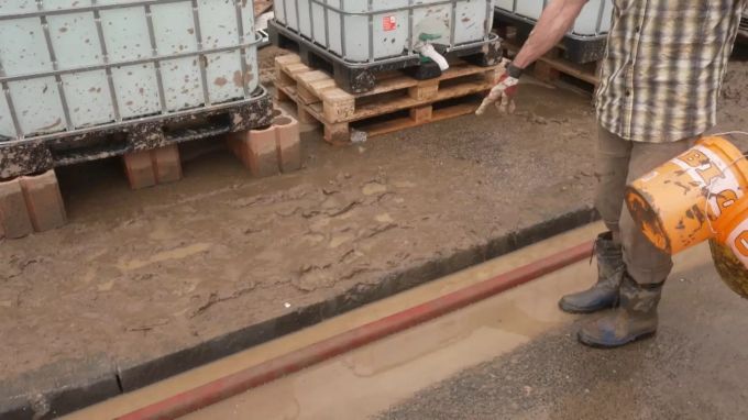 Wolfgang Horna zeigt die Stelle, wo er seinen Ehering in der Schlammmasse gefunden hat. Hochwasser