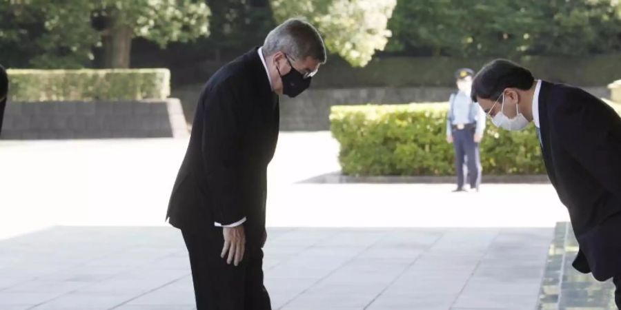 Thomas Bach (l) wurde vom japanischen Kaiser Naruhito empfangen. Foto: Koji Sasahara/POOL AP/dpa