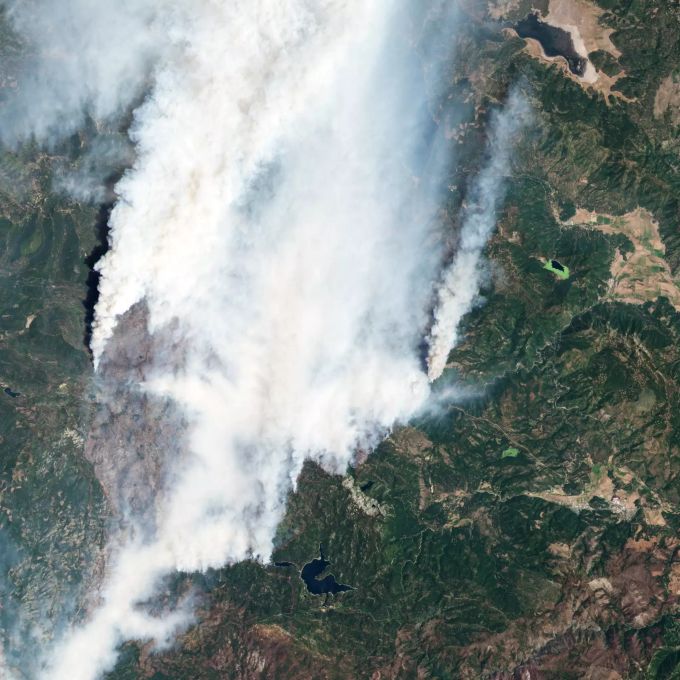 Das Satellitenbild zeigt das Dixie-Feuer in Nordkalifornien. Feuerwehrleute kämpfen seit dem 14. Juli gegen das Dixie-Feuer. Foto: Planet Labs Inc. Flächenbrand