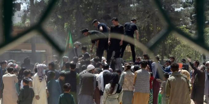 Binnenvertriebene erhalten Nahrung in Kabul. annalena baerbock