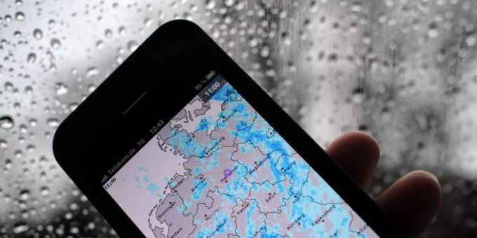 Strenge Vorsichtsmassnahmen nur weil die Smartpone-App warnt (Symbolbild)? Menschen reagieren ganz unterschiedlich auf Alarme. Foto: picture alliance / Peter Steffen/dpa Strenge Vorsichtsmassnahmen nur weil die Smartpone-App warnt (Symbolbild)? Menschen reagieren ganz unterschiedlich auf Alarme. Foto: picture alliance / Peter Steffen/dpa