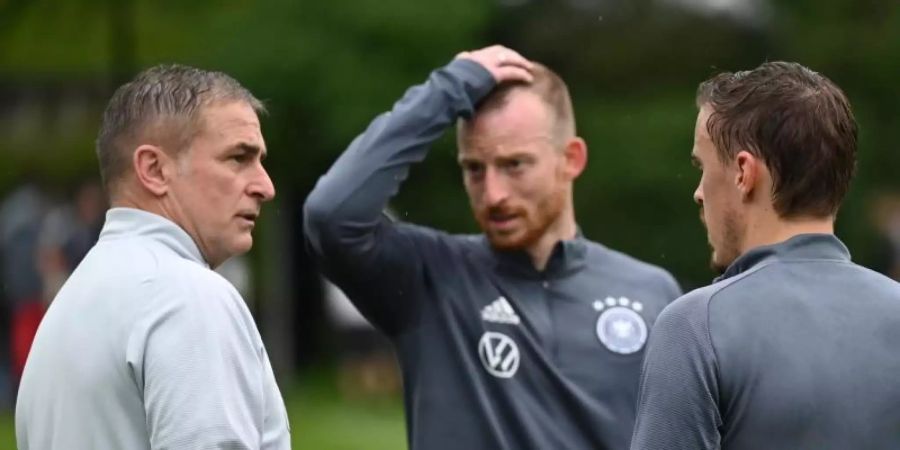 Plausch mit den Routiniers: DFB-Coach Stefan Kuntz (l-r) mit Maximilian Arnold und Max Kruse. Foto: Arne Dedert/dpa