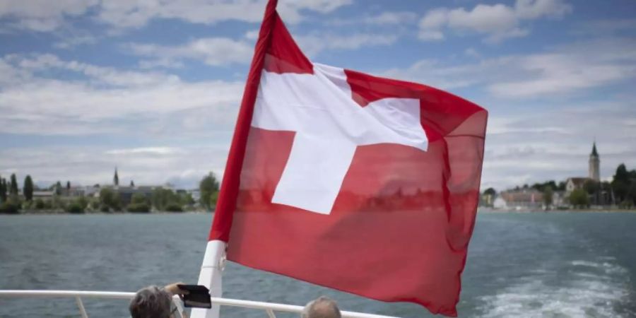 Passagiere geniessen die Fahrt auf dem Bodensee. Foto: Gian Ehrenzeller/KEYSTONE/dpa